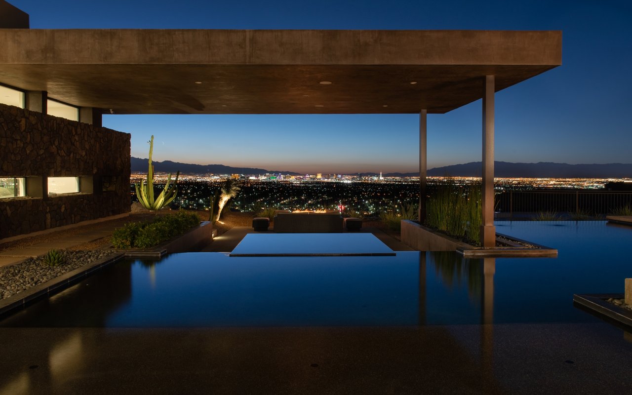 6 Reasons to Move to Las Vegas Right Now