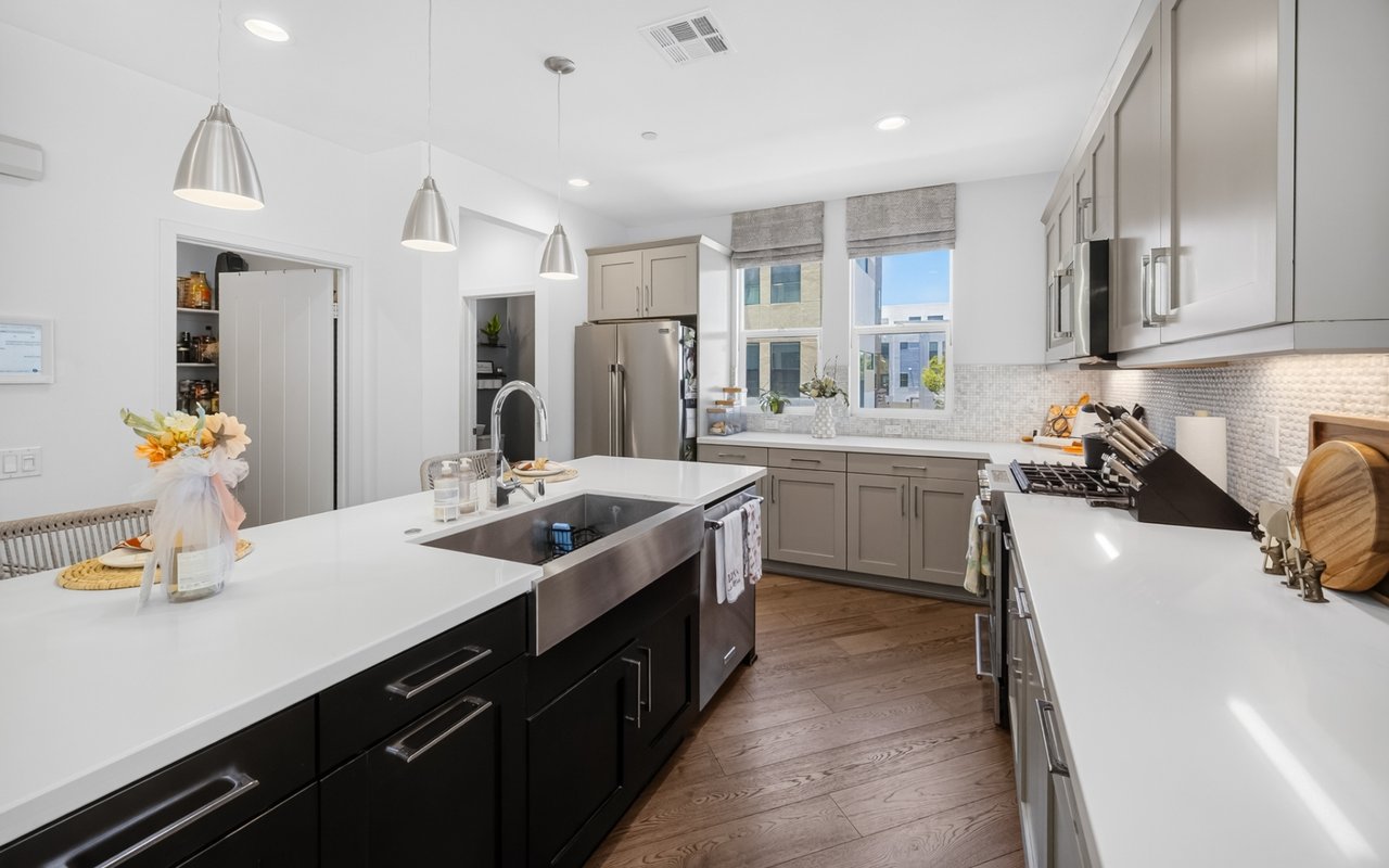 1687 Grand View