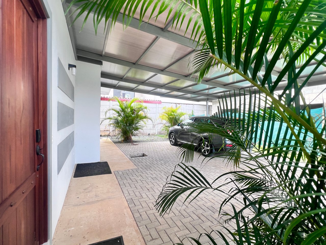 Quepos Hills Villa with pool and covered patio and tropical gardens