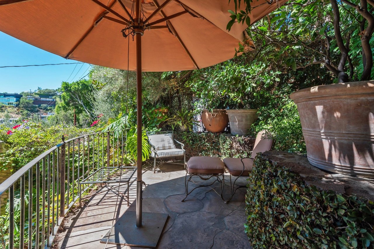 8706 Sunset Plaza Pl