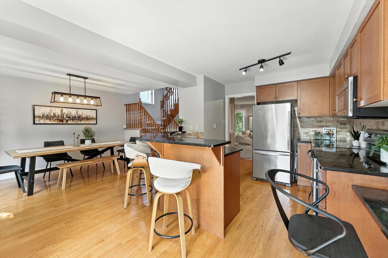 151 Mowat Cres