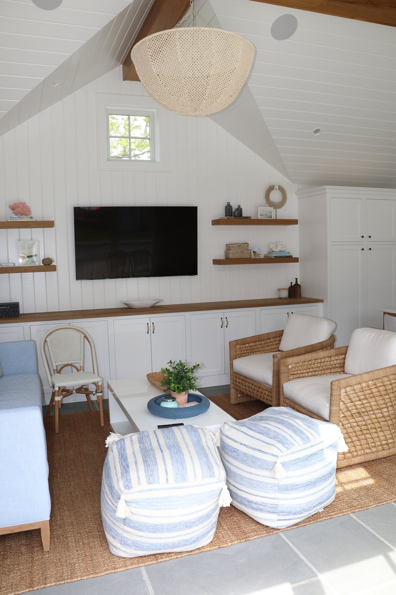 A Classic Bay Header with a Pool House