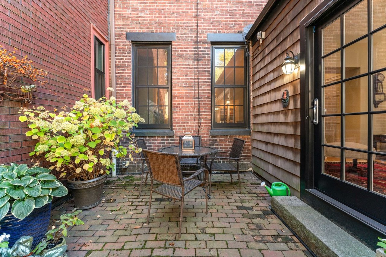 2 Wallace Ct