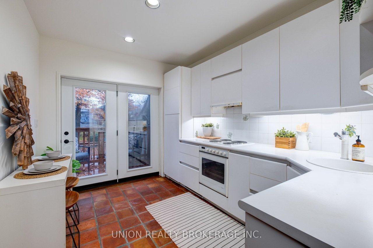 36 Queensbury Ave