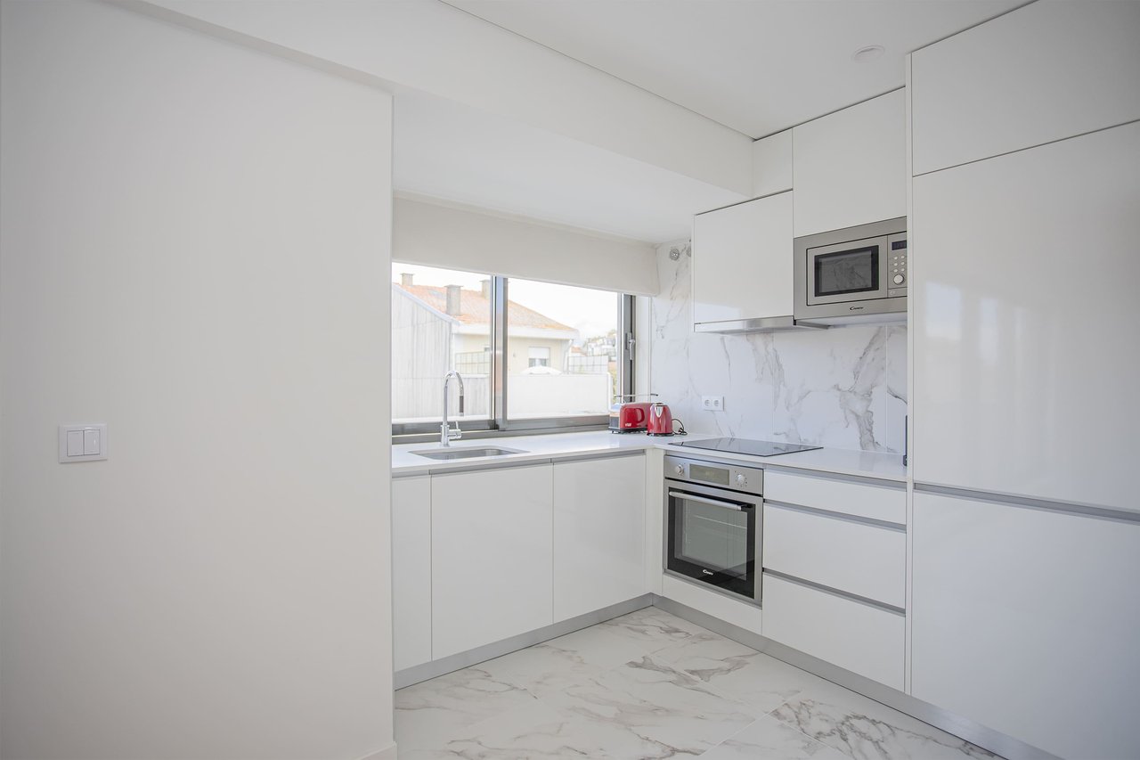 Elegant 3-Bedroom Apartment with AL License and Terrace in Central Porto