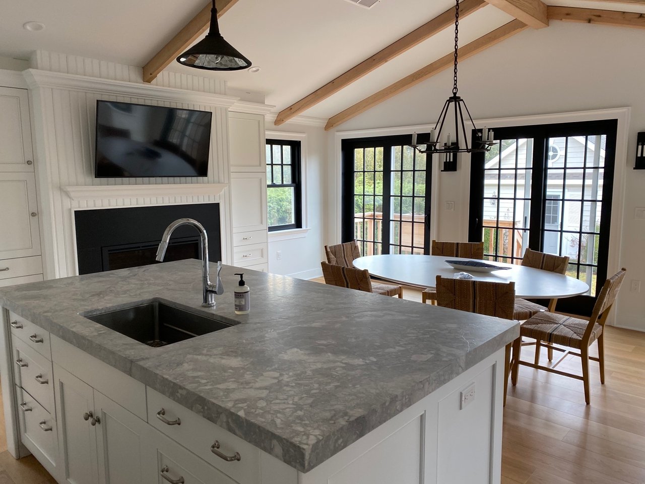 #672 Spacious “Bay Header” With Entertainment Patio