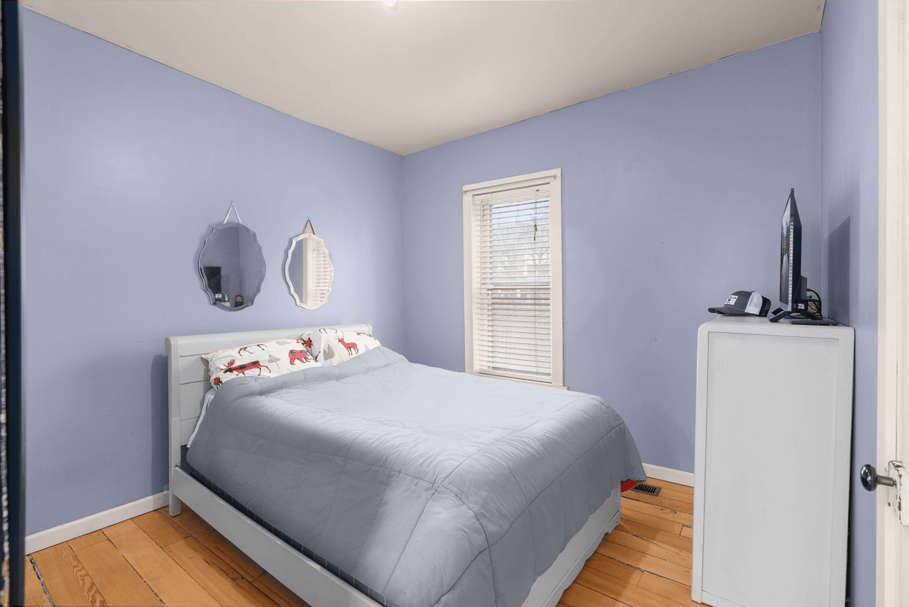 *SOLD* Just Listed In Roslyn