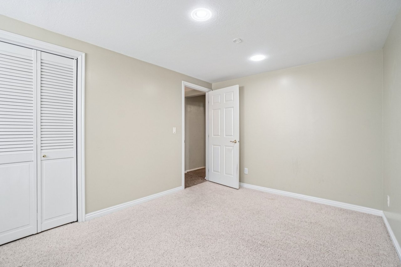 11343 S Clifford Cir