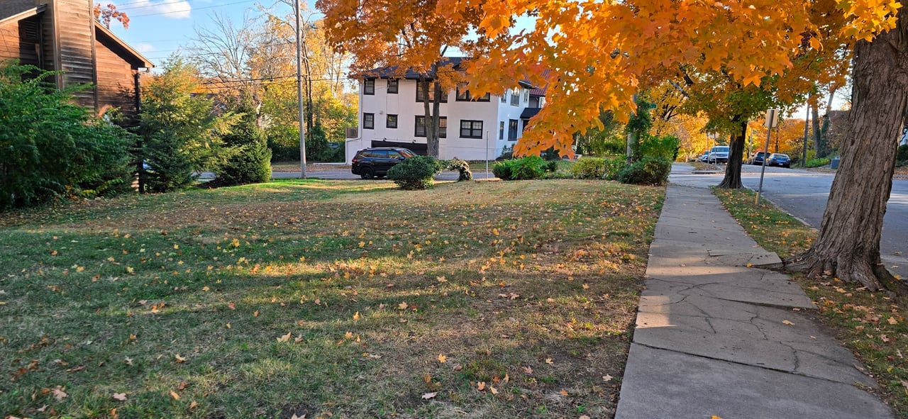 Buildable lot with property line highlighted in West Plaza