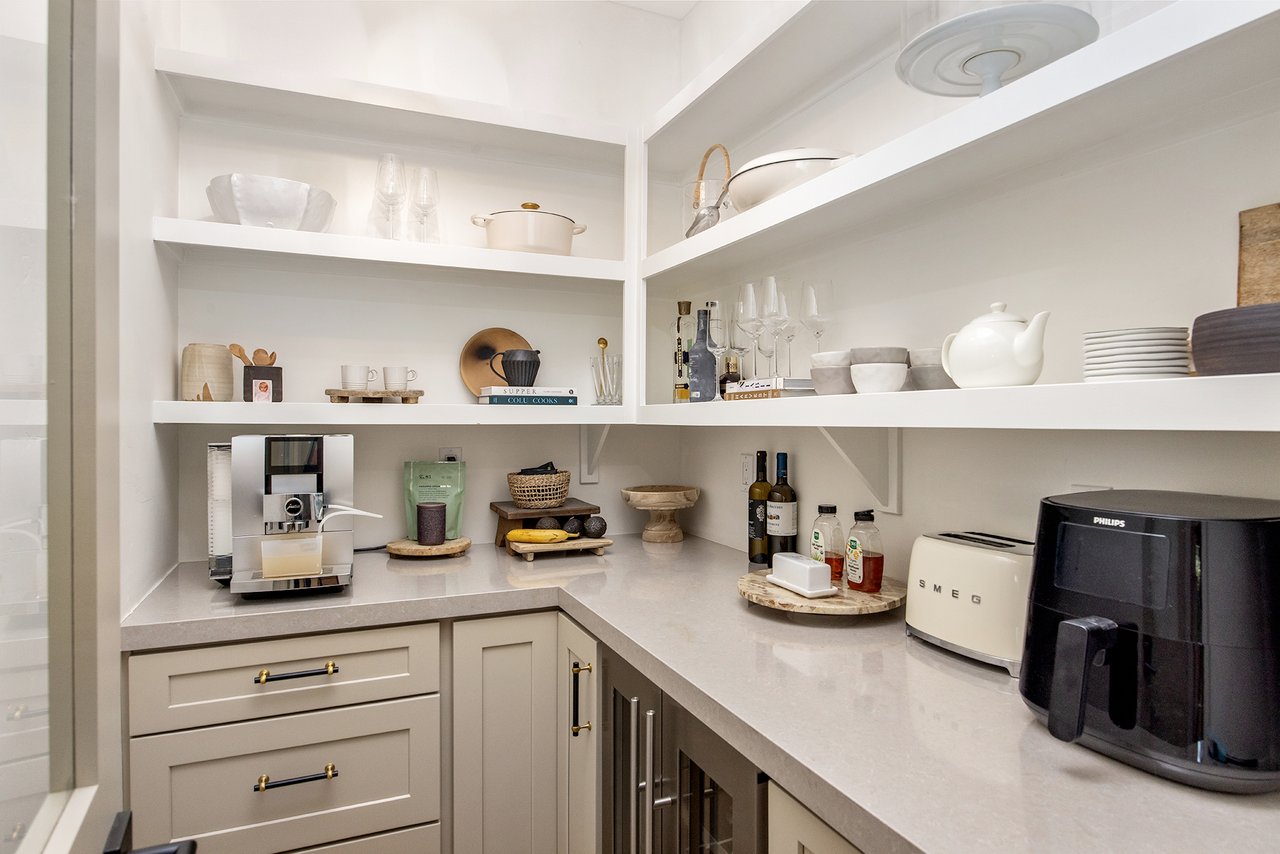 4119 E INDIANOLA Avenue