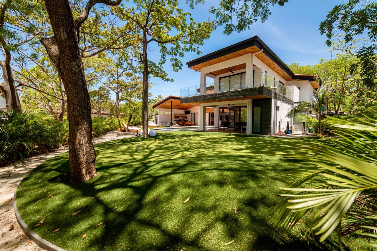 Casa La Ola Perfecta | Luxury 5-Bedroom Home with Pool Near the Beach in Hacienda Pinilla
