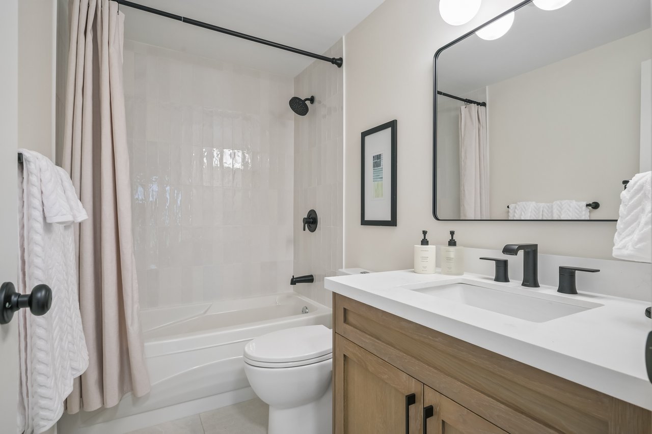 Lakeside living in the heart of Bronte!