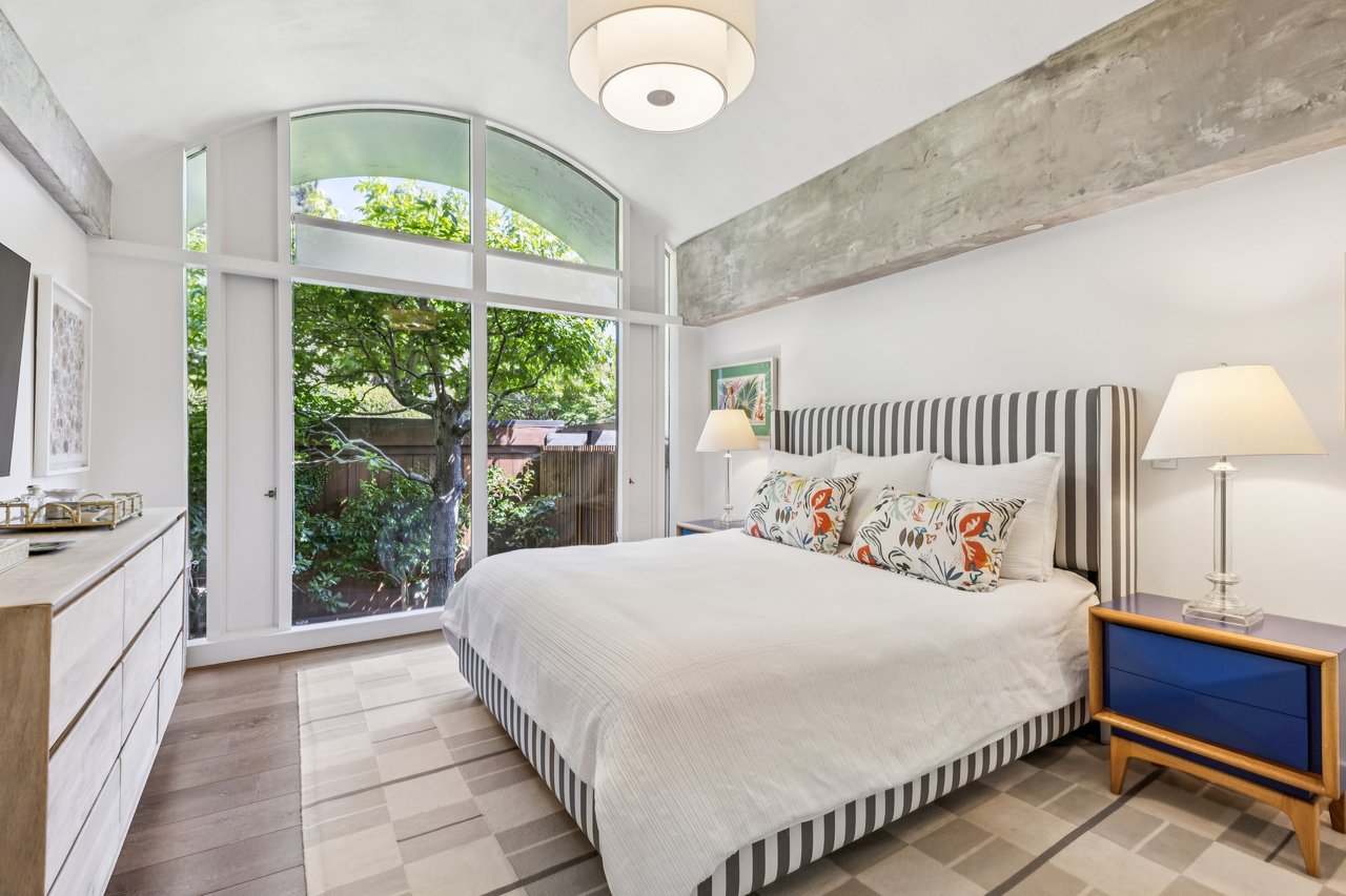 Stylish and Chic Upper Unit
