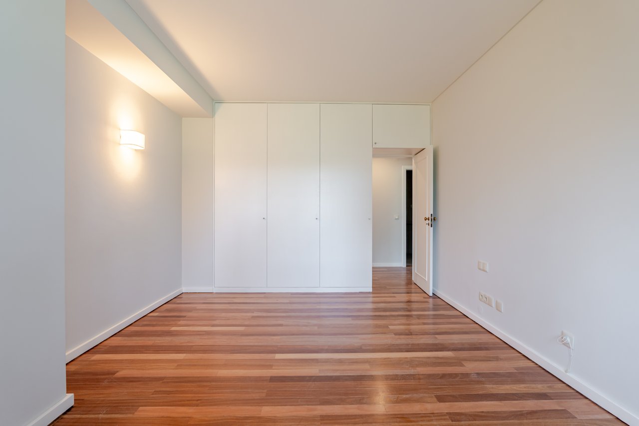 Luxury 5-Bedroom Apartment with Balcony & Private Garage in Foz do Douro, Porto