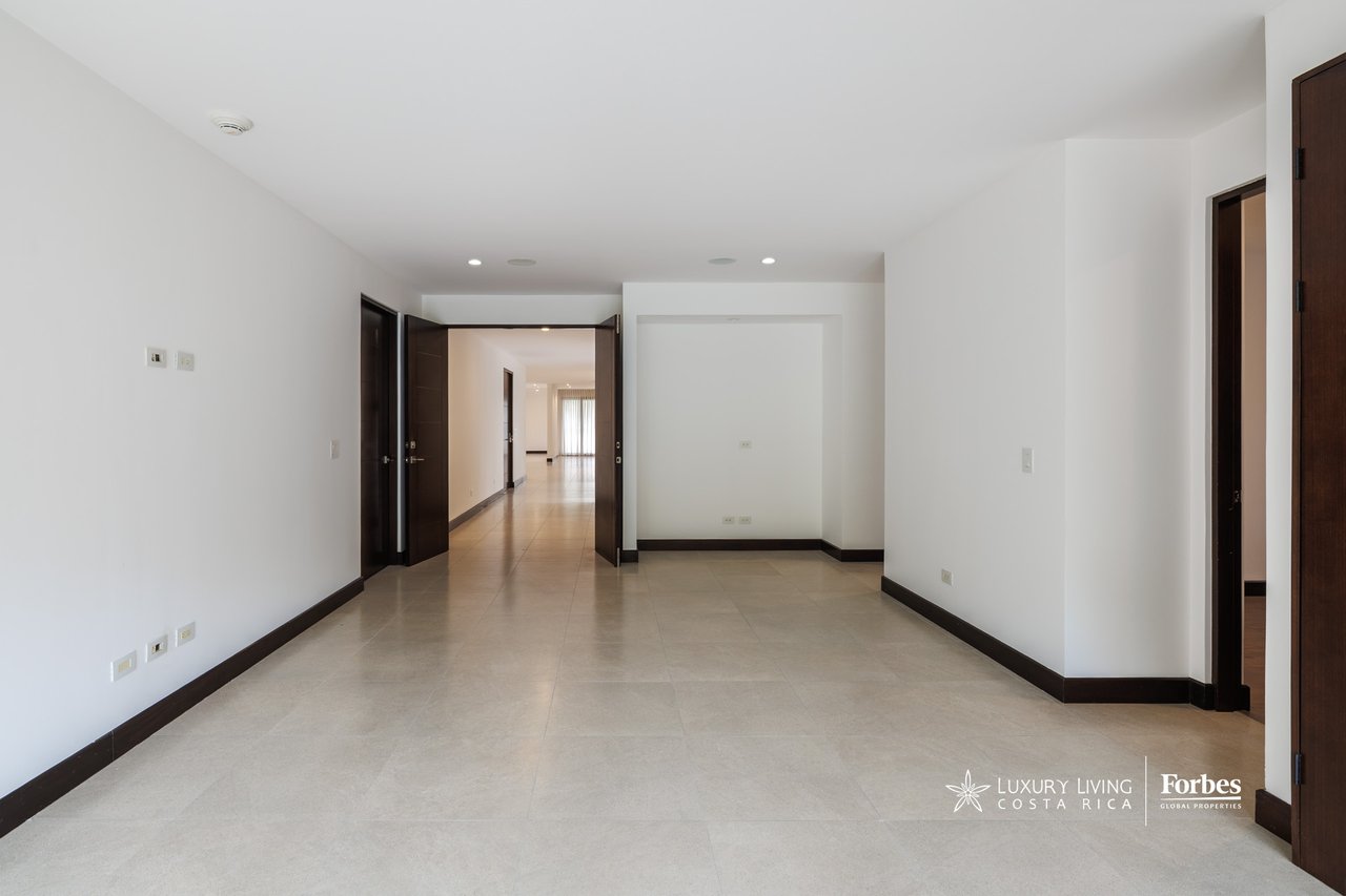 21475 - Modern apartment, 4 bedrooms + maid's quarters in Escazu for sale and rent
