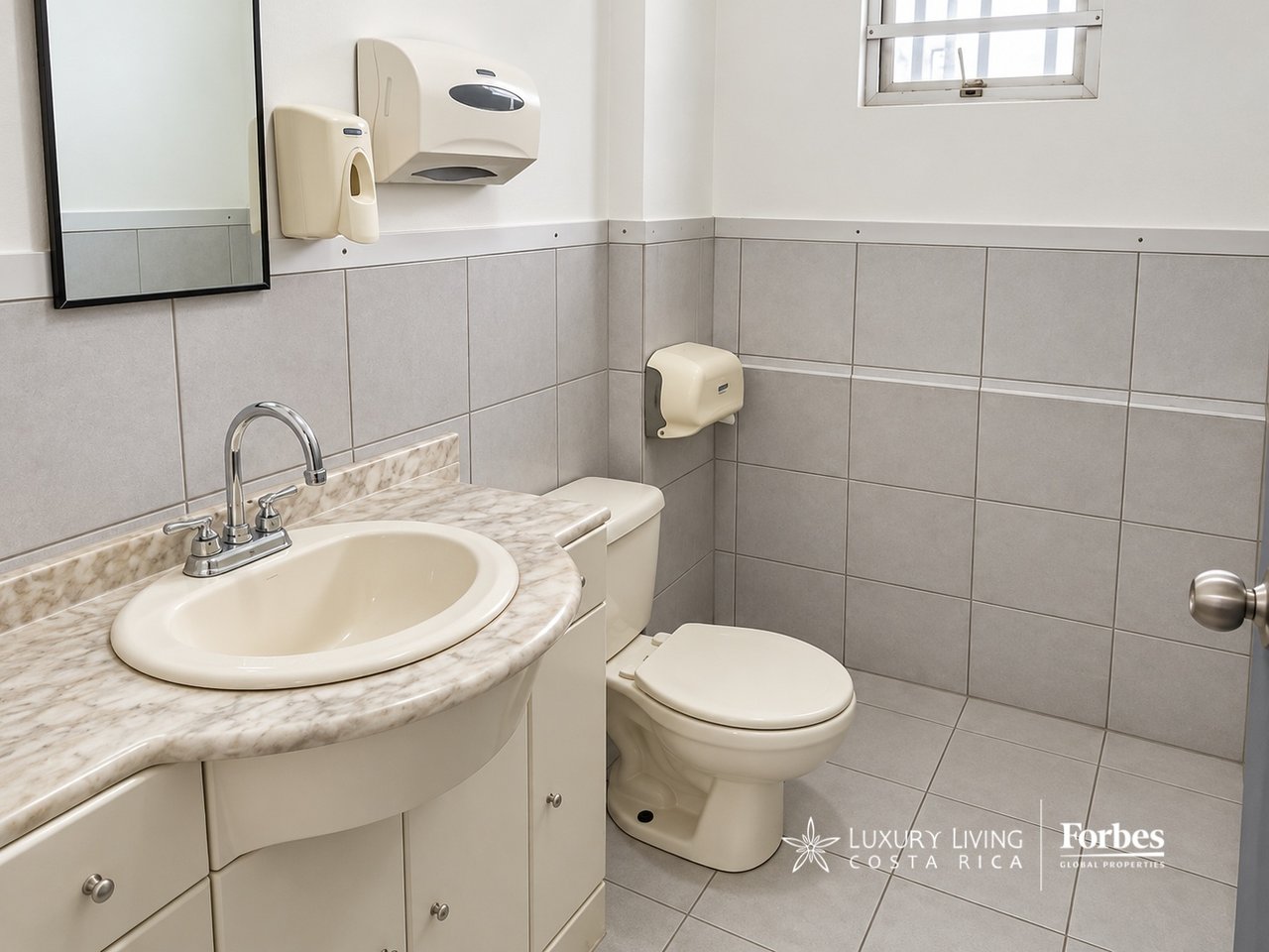 21574 - Sale of a building with an excellent location in Barrio Dent