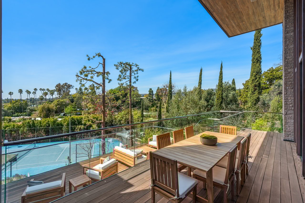  A Beverly Hills Architectural Masterpiece – Where Modern Luxury Meets Timeless Elegance