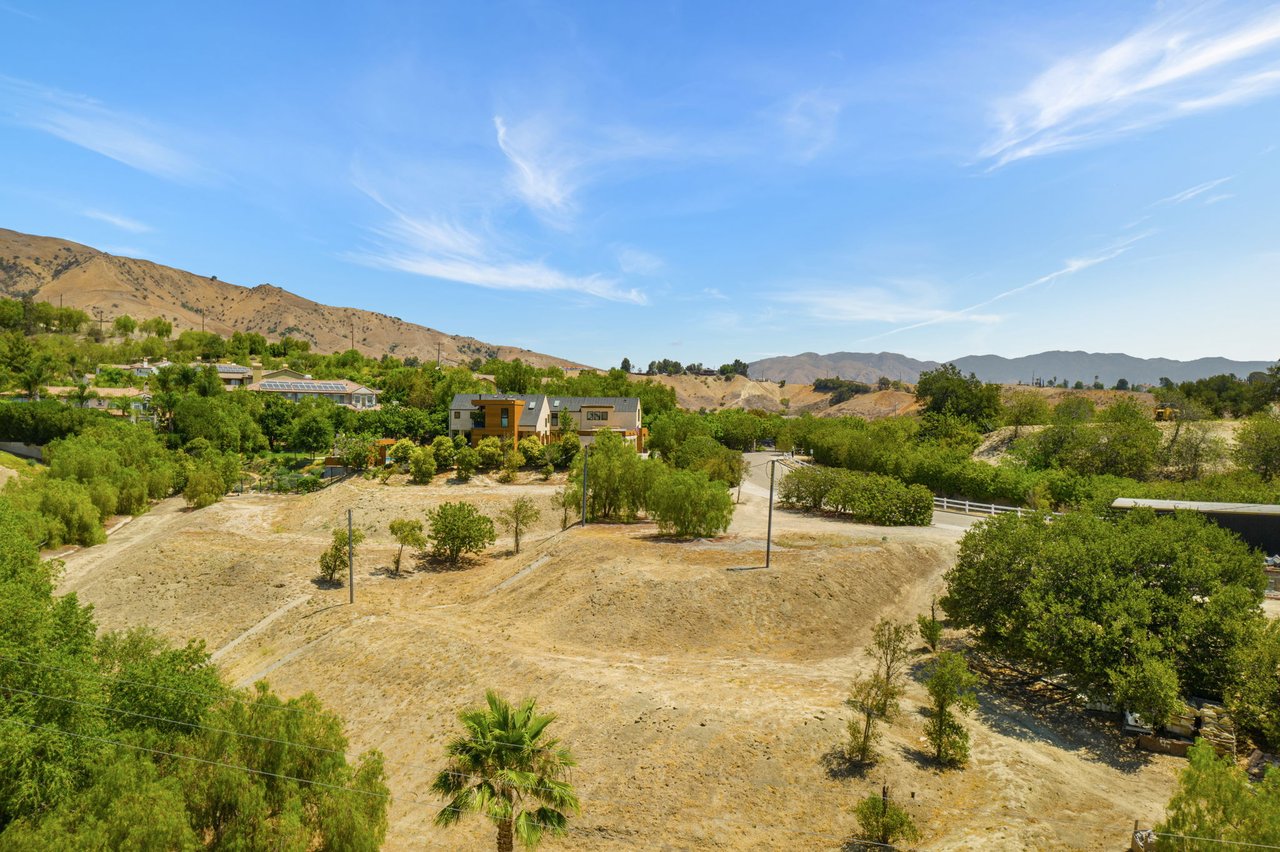 18149 Knoll Hill