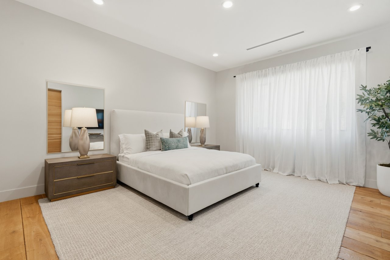 Bowmont Dr, 90210