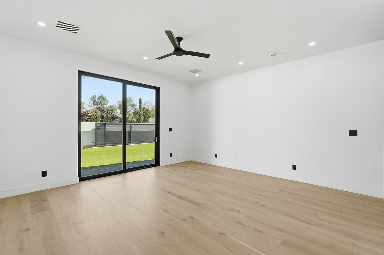 3106 N VALENCIA Lane