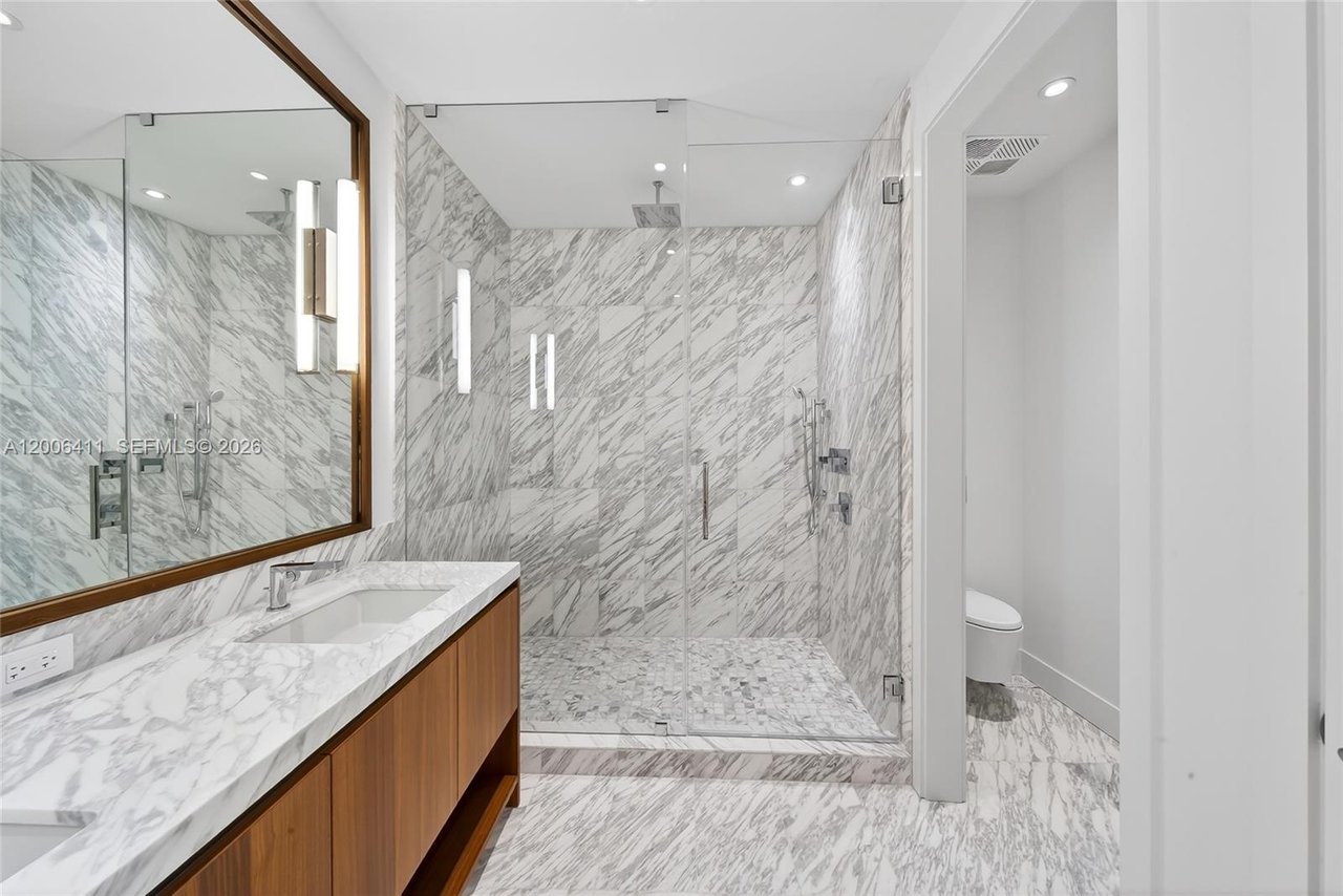  175-se-2-road-miami-fl-condo-sold-bathroom