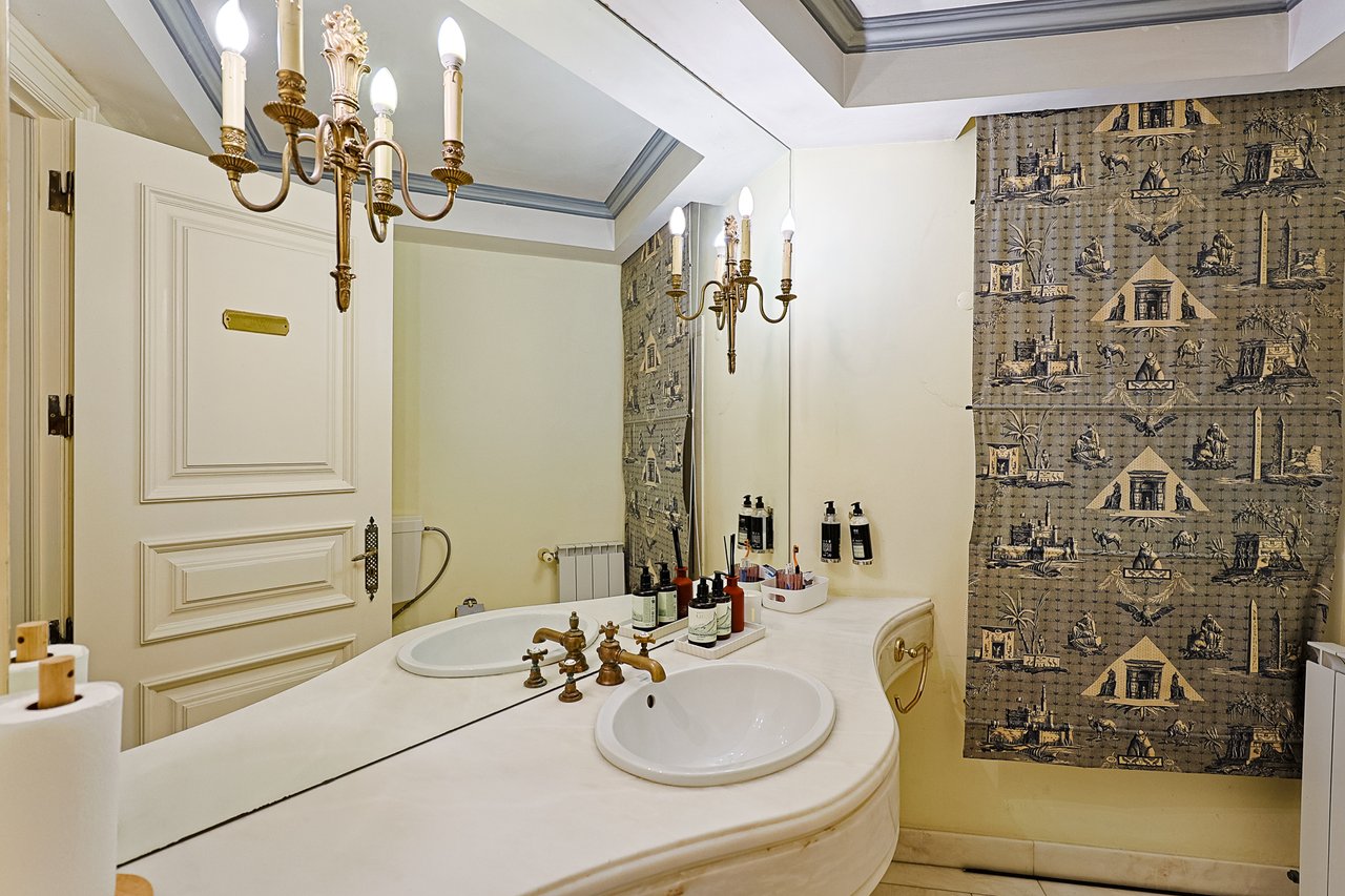 Spacious 8+2-Bedroom Villa with Pool for Rent in Cascais