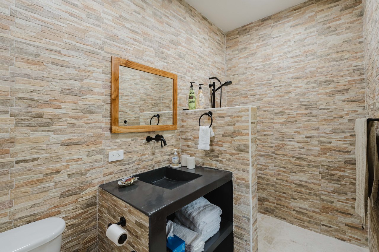 Casa Iguana - Fully Renovated Home Minutes from Marina Pez Vela 