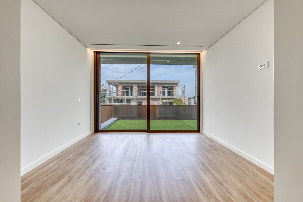 Contemporary 3-Bedroom Luxury Villa with Pool and Large Basement in Palmeira, Braga