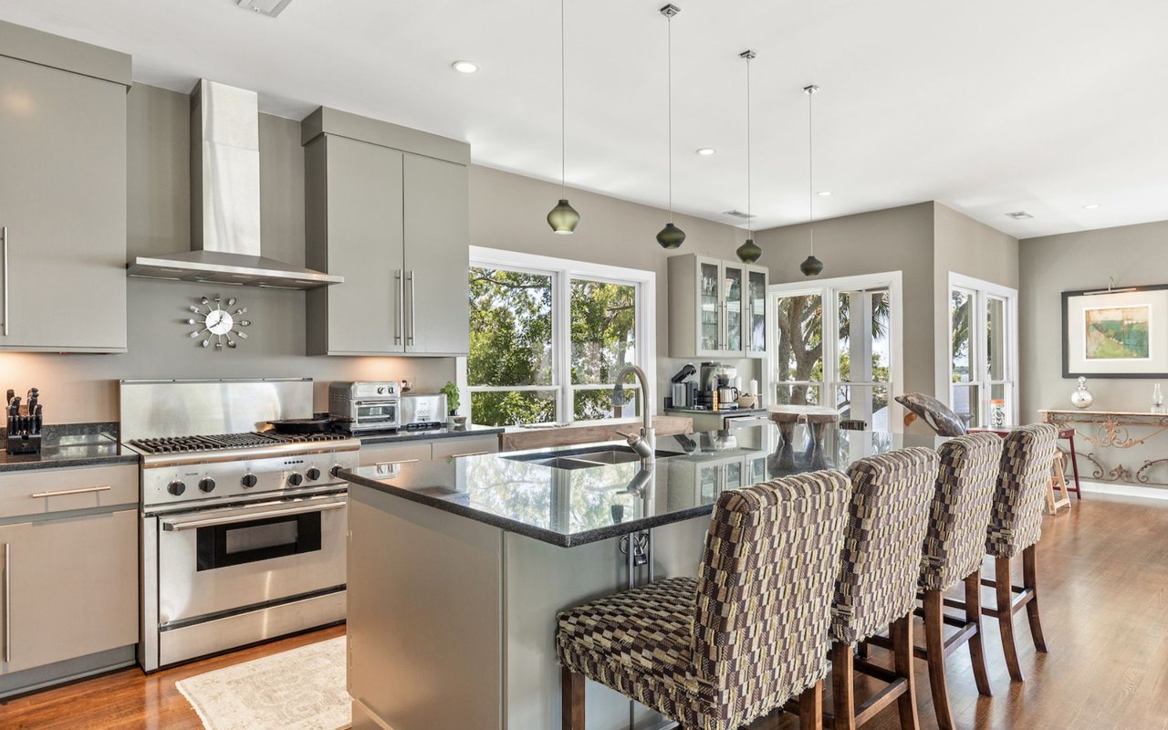 Waterfront Home On The Battery – 16 Murray Boulevard