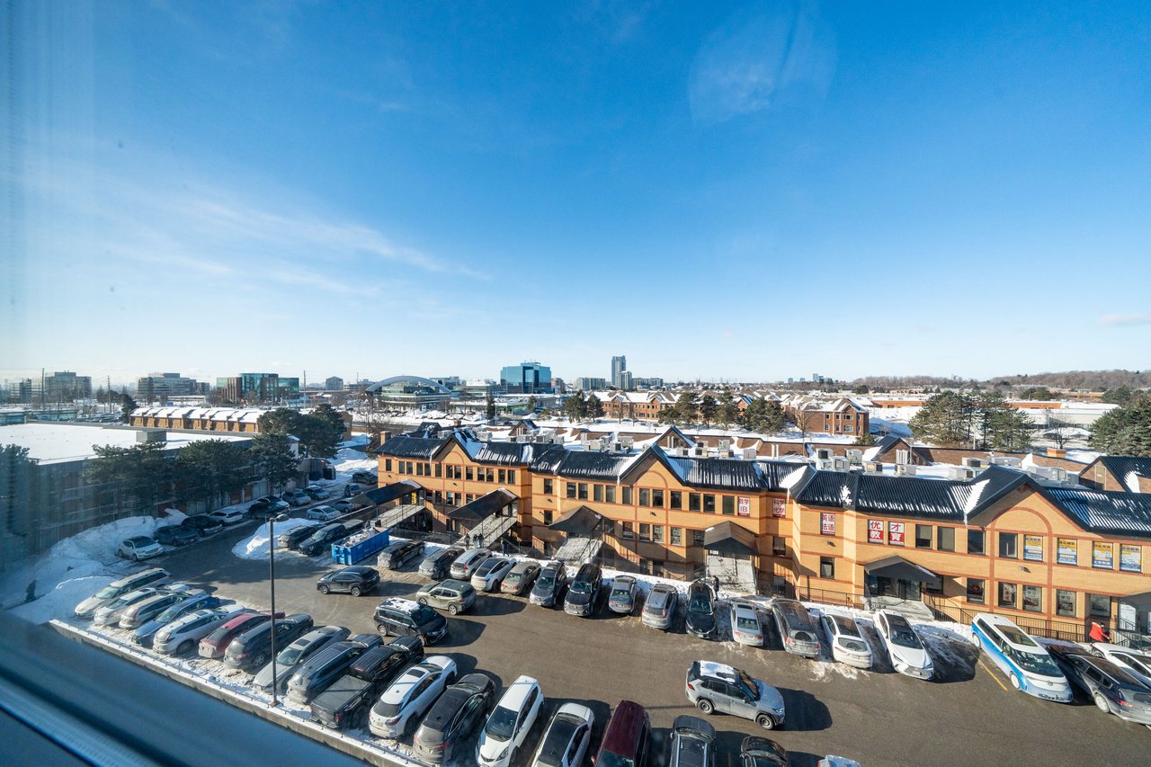 9015 Leslie Street, 807