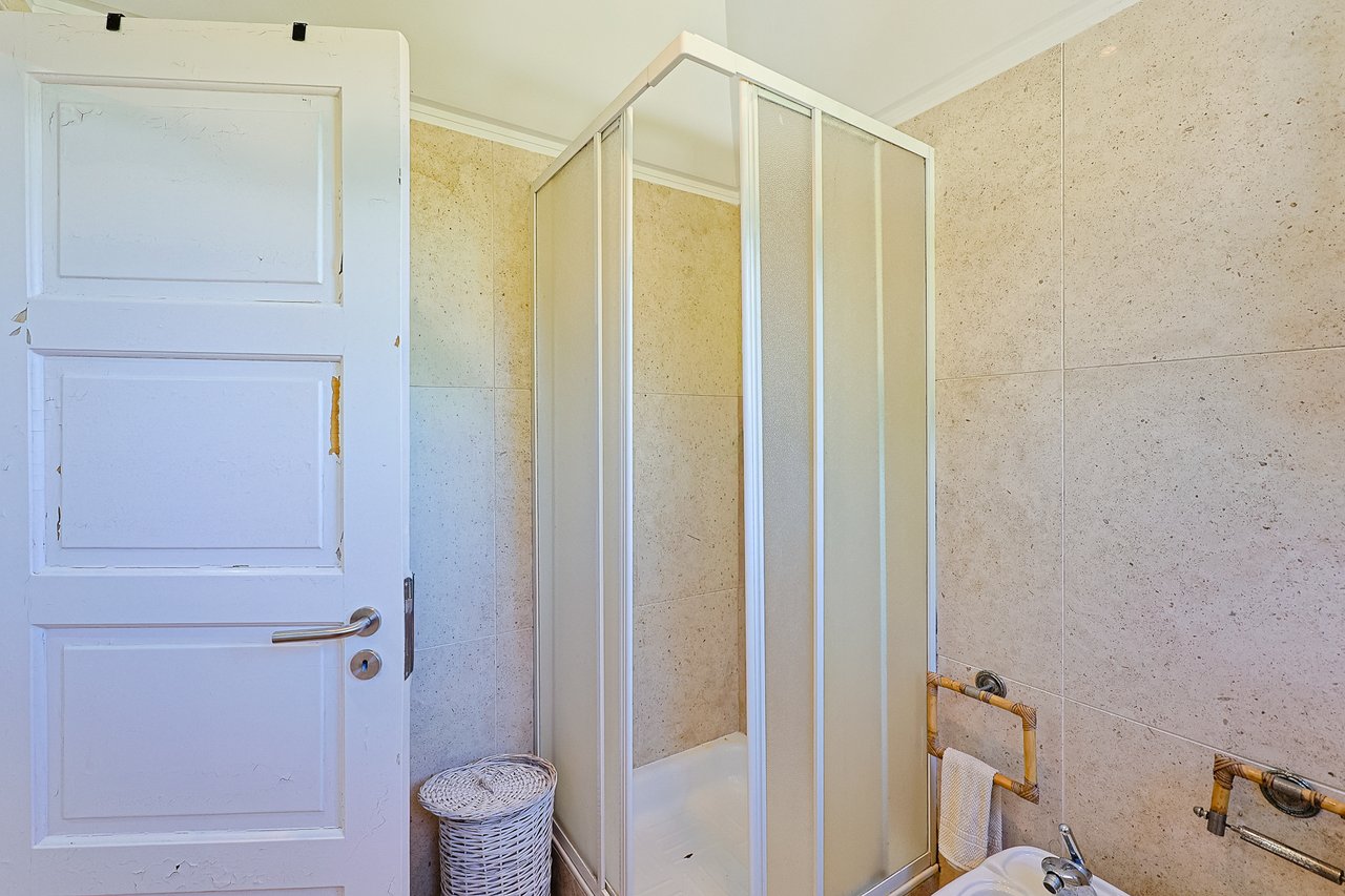 Spacious 5-Bedroom Villa with Expansive Garden Near Sintra in Colares