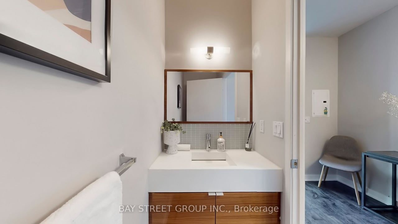 STUNNING SUNNY PENTHOUSE