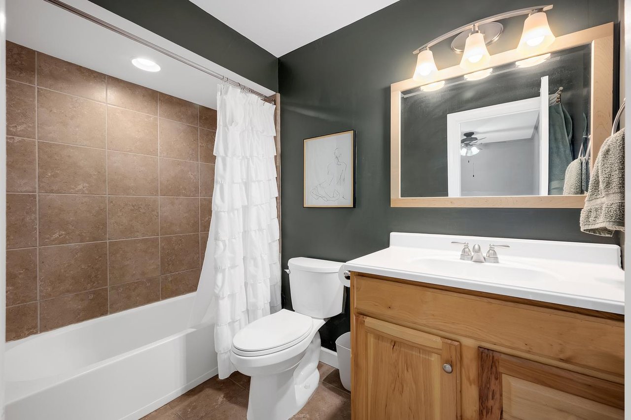 67 White Oak Circle, St. Charles IL – End Unit Townhome in The Oaks Near Downtown & Fox River
