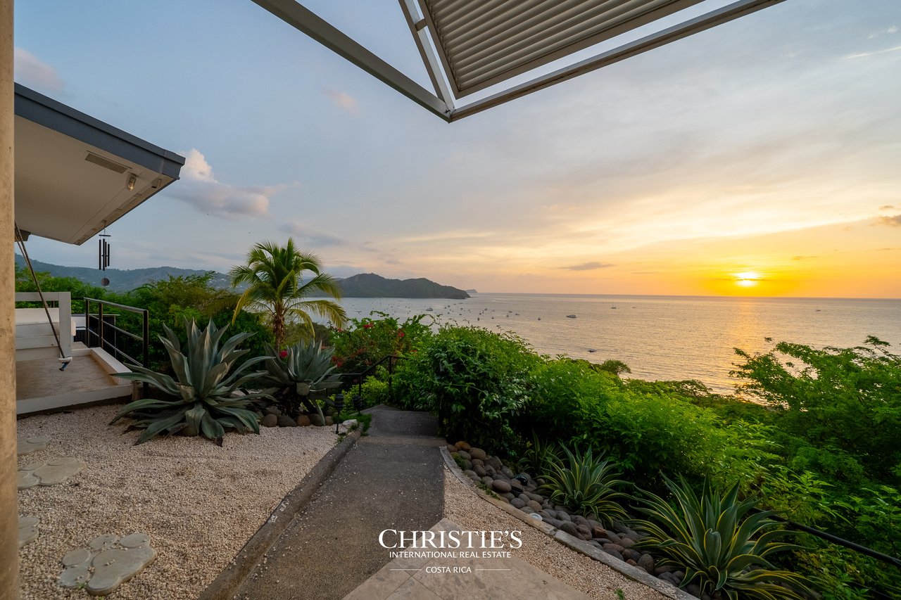 Casa Holmes: Award-Winning Glass House with Ocean Views