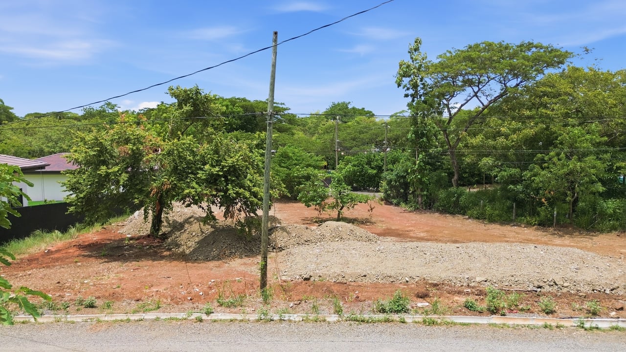 1,592 m2 Lot with Water - Ready to Build! - Playa Grande 