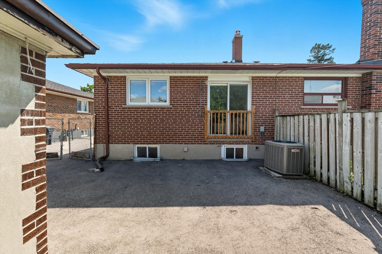 1624 Coram Cres