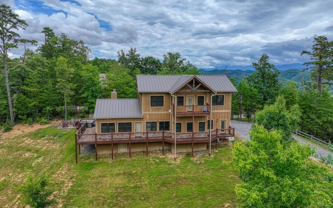 Wallace Luxury Spotlight | 2003 Crown Point Lane Sevierville, TN 37862