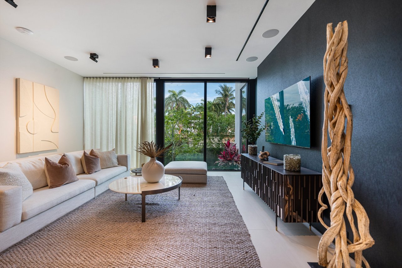 February 2025 | Sabal Development, led by Pascal Nicolai, Finalizes $20.6 Million Sale of Exquisite Venetian Island Estate