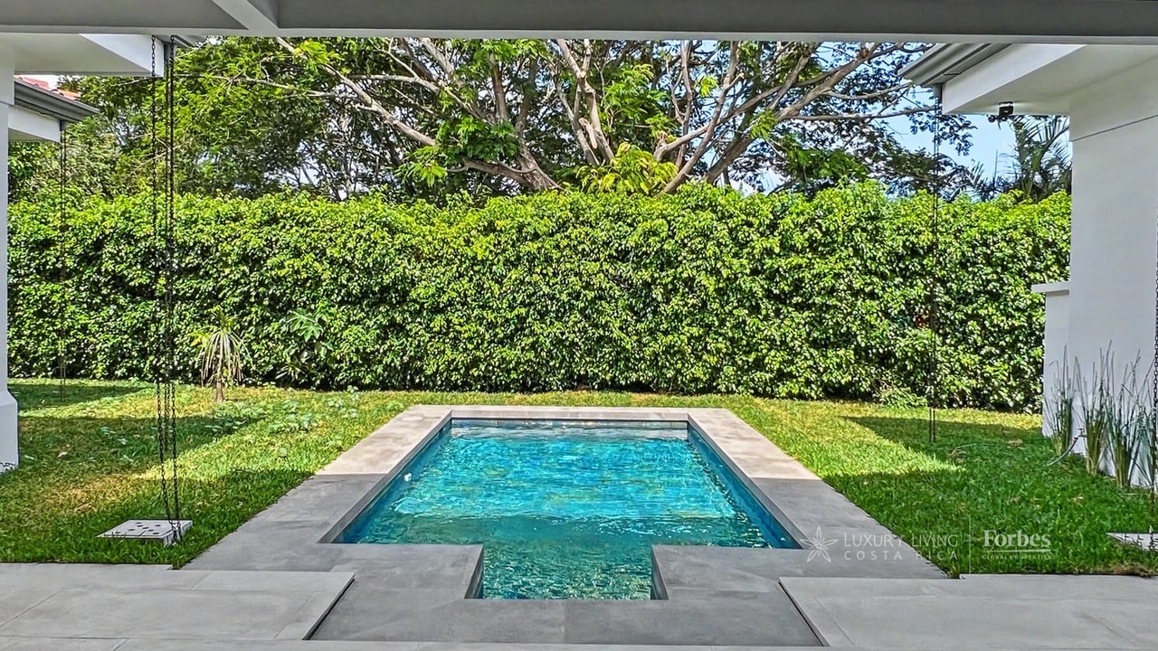 21468 - Remodeled 1-level house, 4 bedrooms, pool, terrace and garden