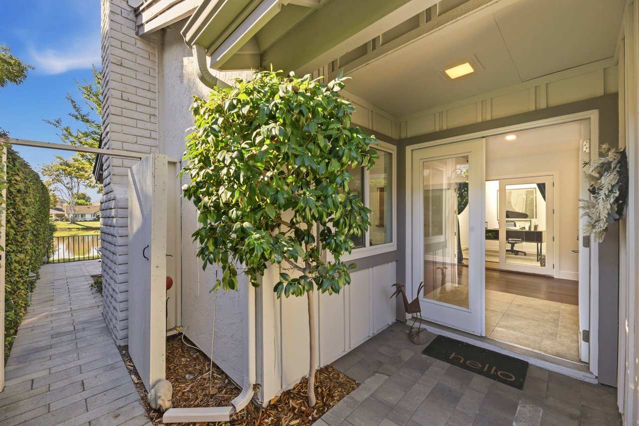 1541 Via Entrada Del Lago