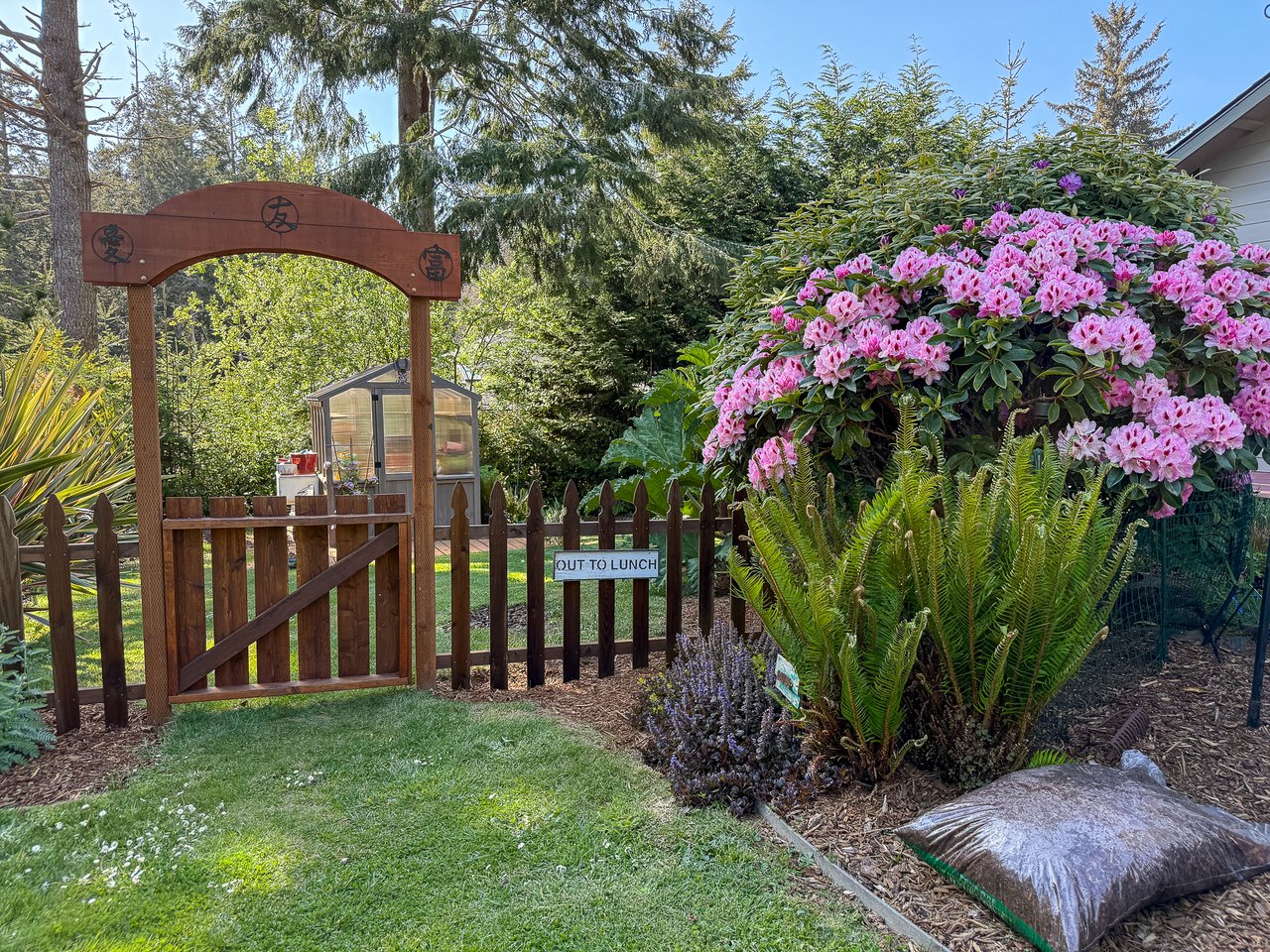 GORGEOUS 3 BEDROOOM HOME + GUEST SUITE IN GREAT EAST BANDON NEIGHBORHOOD!