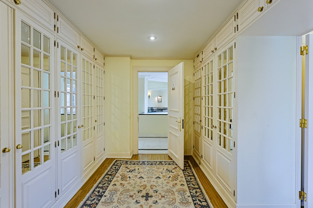 Spacious 8+2-Bedroom Villa with Pool for Rent in Cascais