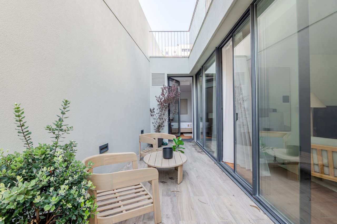 Elegant 2-Bedroom Apartment with Private Patio, Parking & Short-term Rental (AL) License in Central Porto