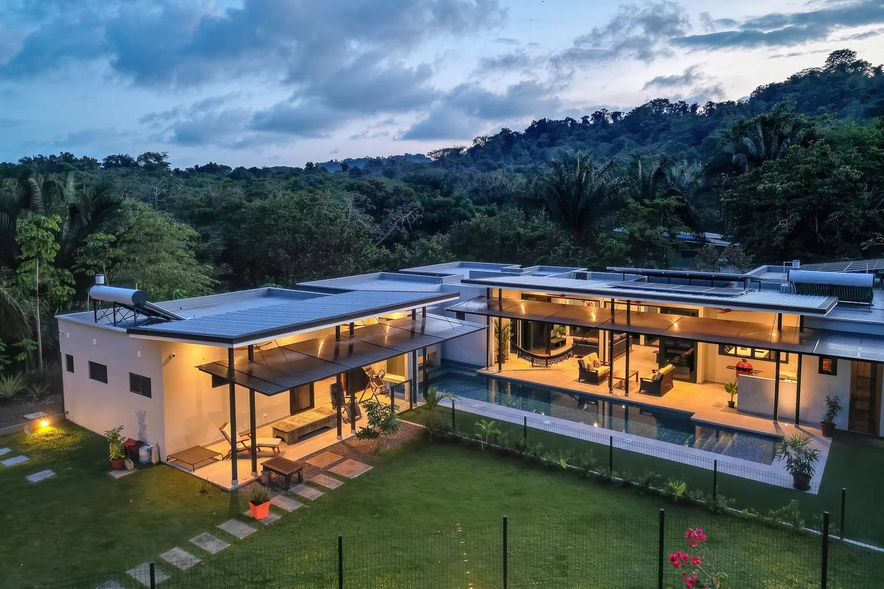 3 Bedroom, Contemporary Estate home in Manuel Antonio 