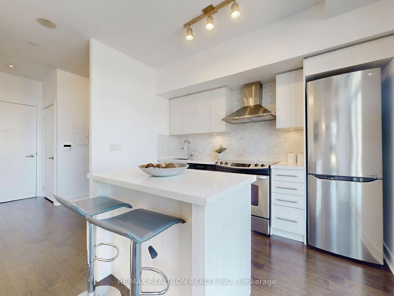 PENTHOUSE ON ENGLINGTON CROSSTOWN LRT