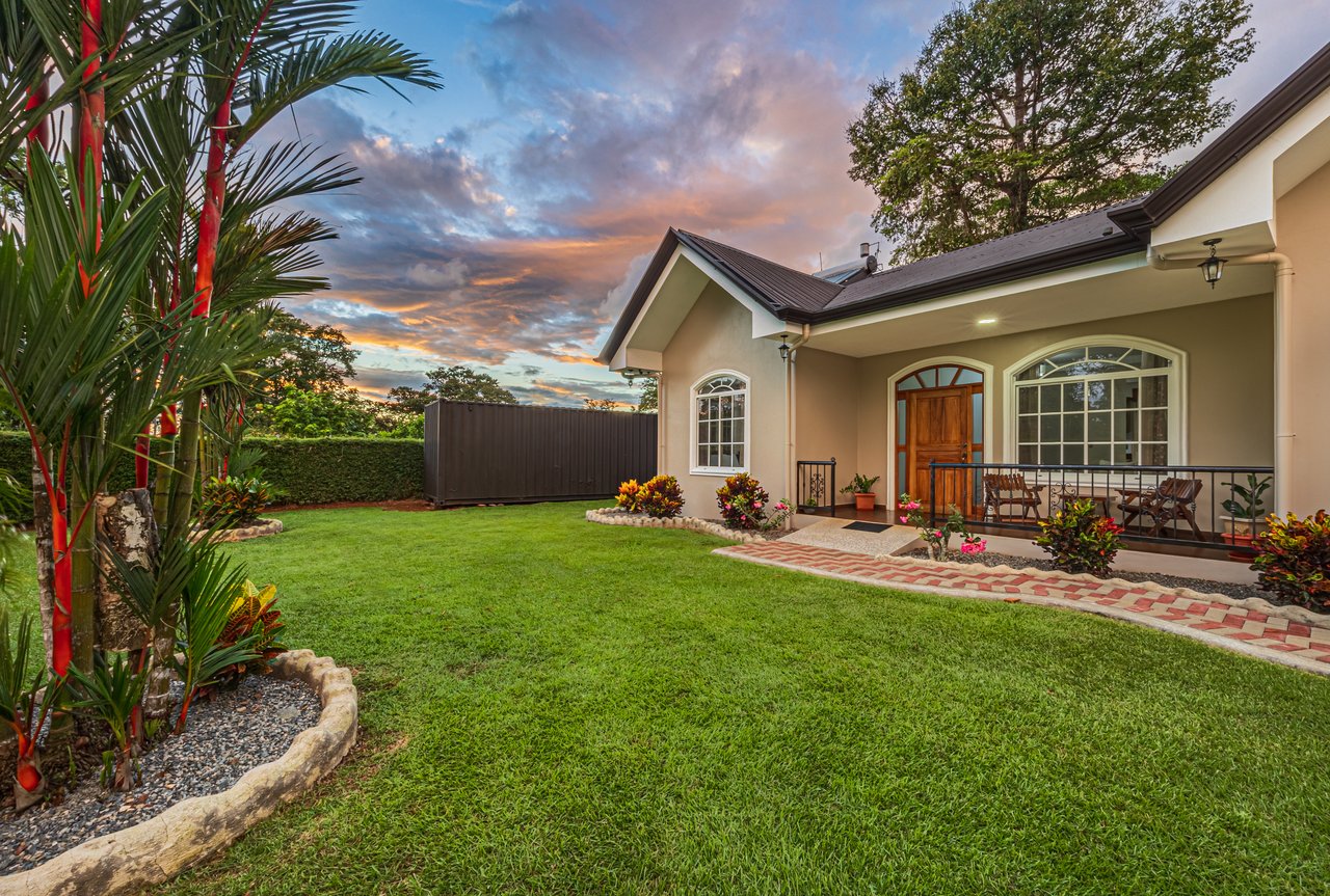 Exceptional 5-Bedroom Residence on Los Laureles Street – Prime Location & Versatile Layout