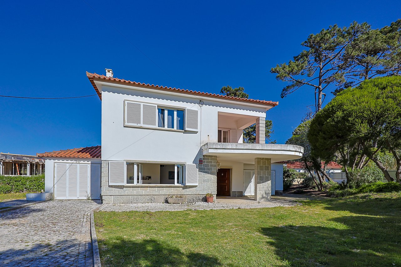 Spacious 5-Bedroom Villa with Expansive Garden Near Sintra in Colares