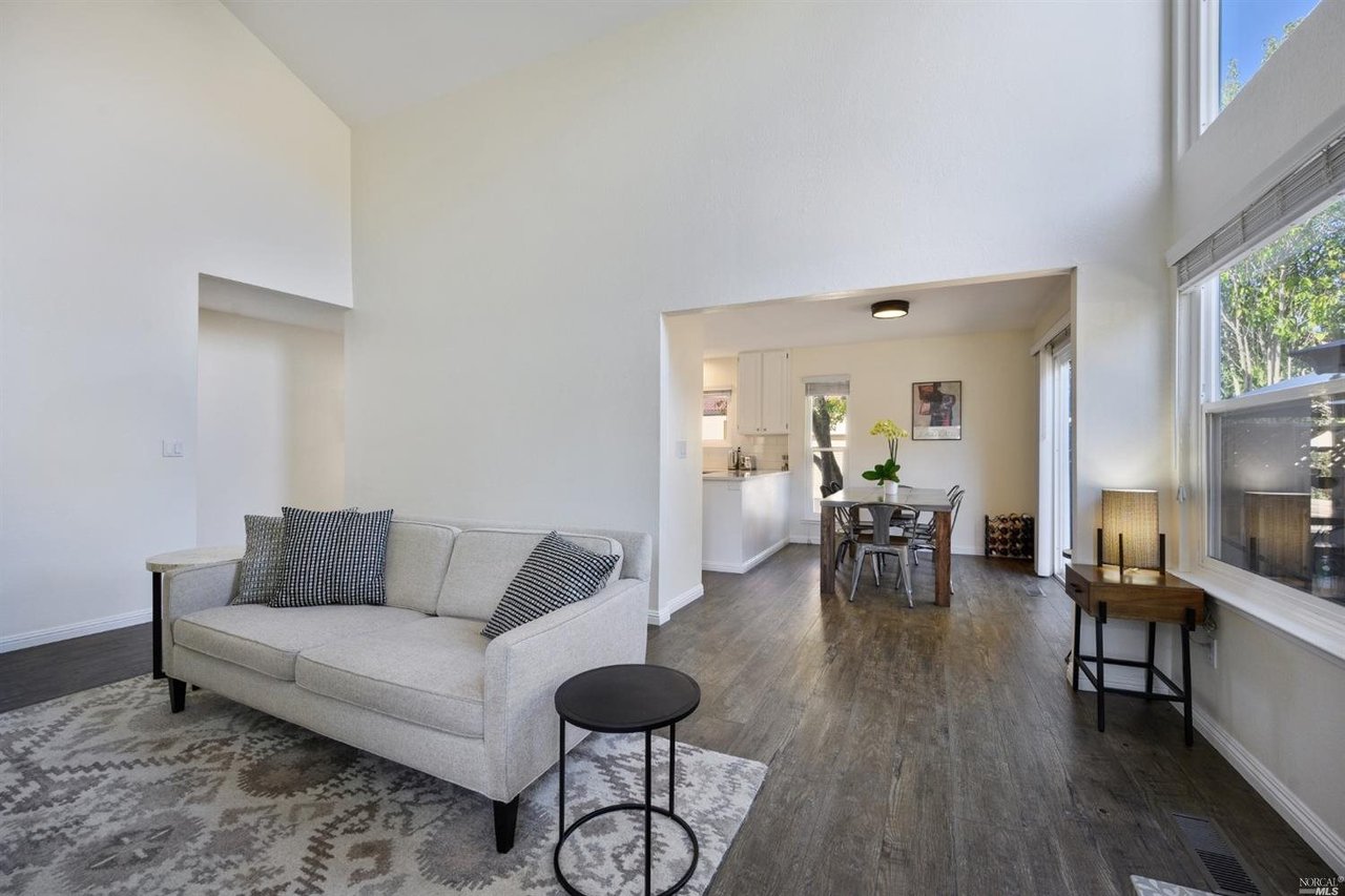 Turn-key, Well-Maintained Corner Unit Townhome With Pool Near Sonoma Plaza