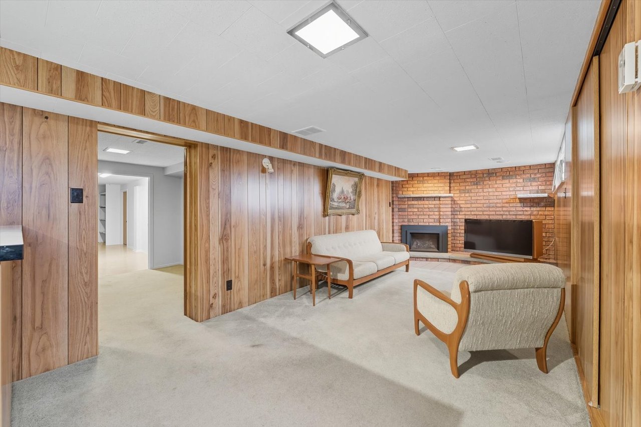 6 Berryton Ave