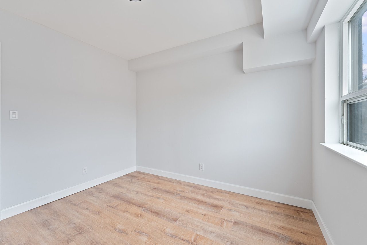 1328 Gerrard Street E 304